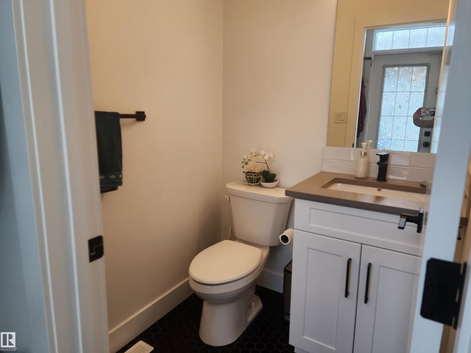 Photo 19 of 129 Griesbach Rd Nw, Edmonton AB