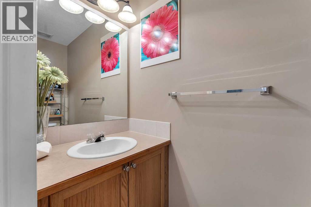Photo 8 of 23 156 Canoe Drive Sw, Airdrie AB