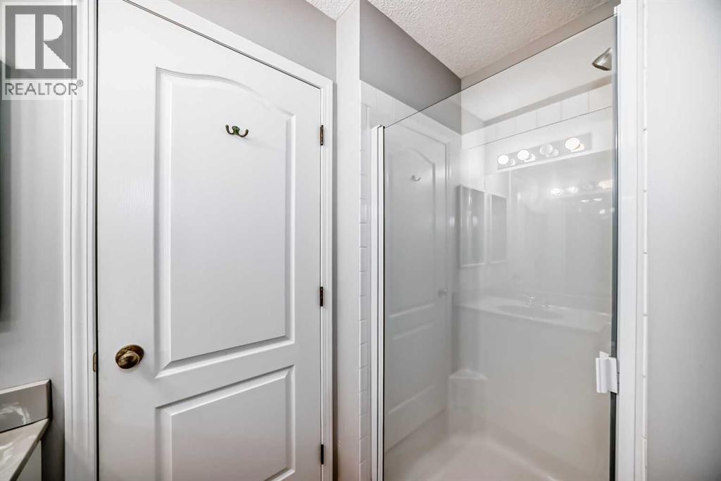 Photo 19 of 33 Thorndale Close Se, Airdrie AB