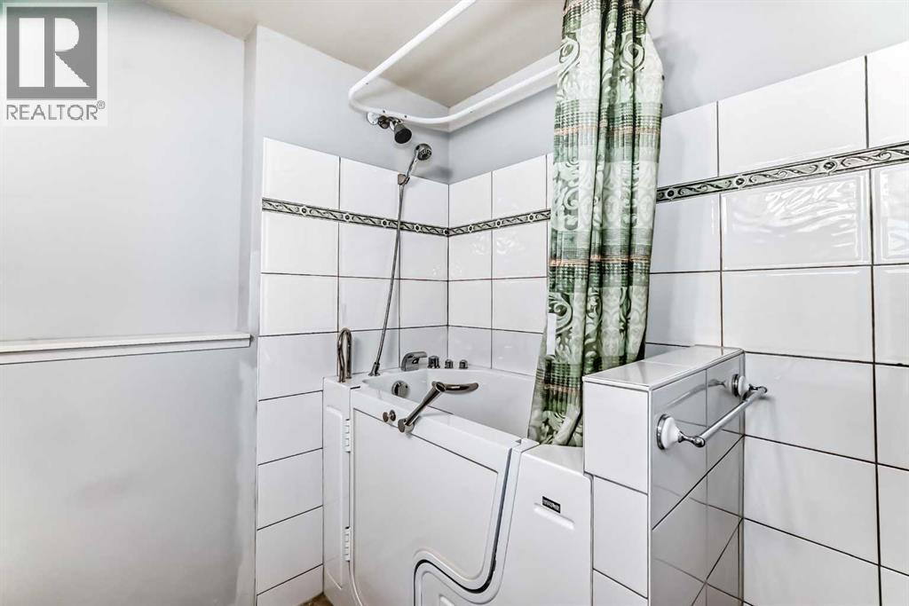 Photo 35 of 33 Thorndale Close Se, Airdrie AB