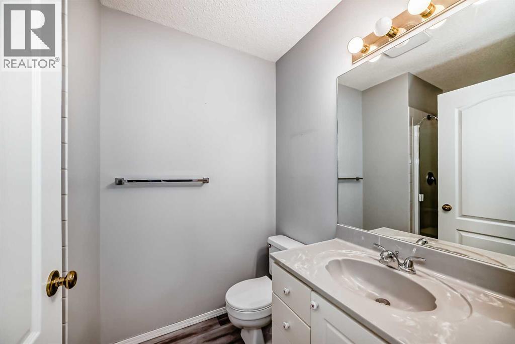 Photo 18 of 33 Thorndale Close Se, Airdrie AB