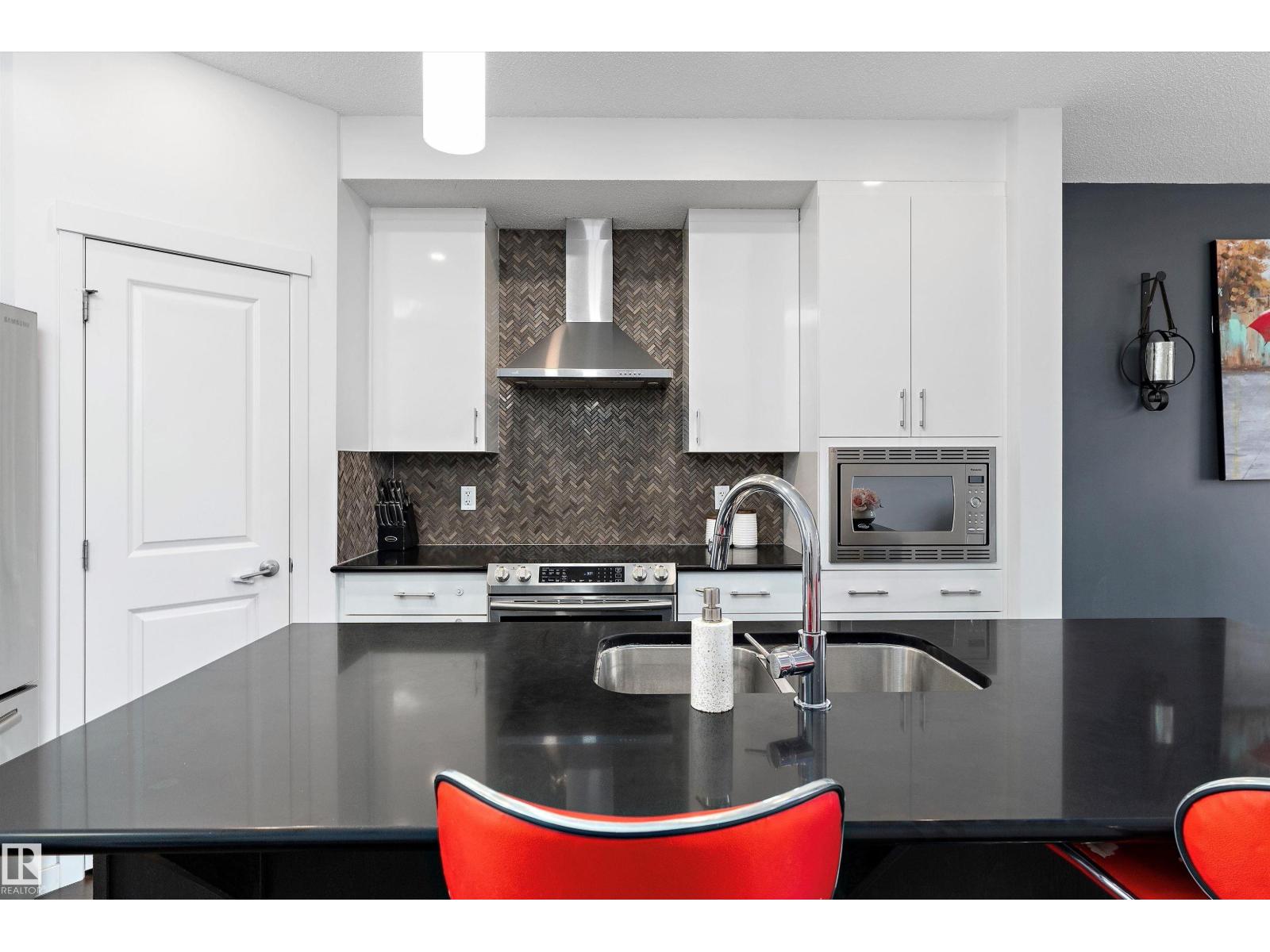Photo 10 of 2031 52 Street Sw, Edmonton AB