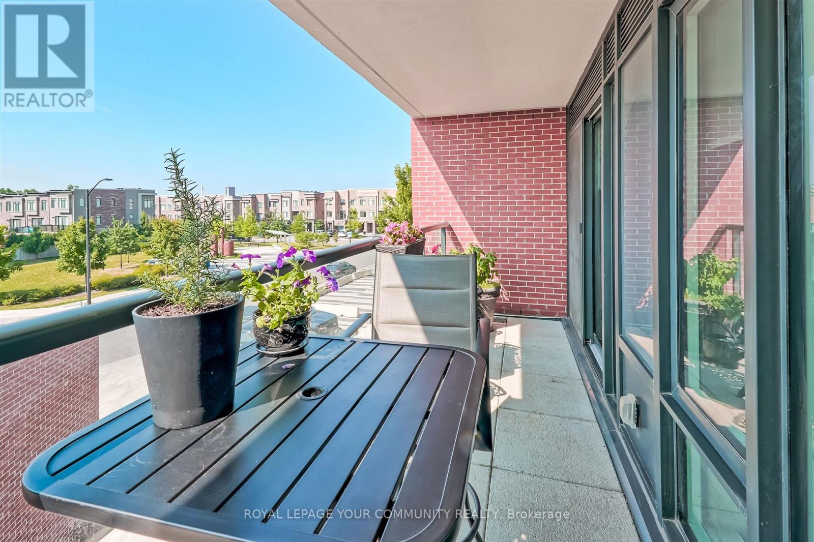 Photo 5 of 208 99 Eagle Rock Way S, Vaughan ON