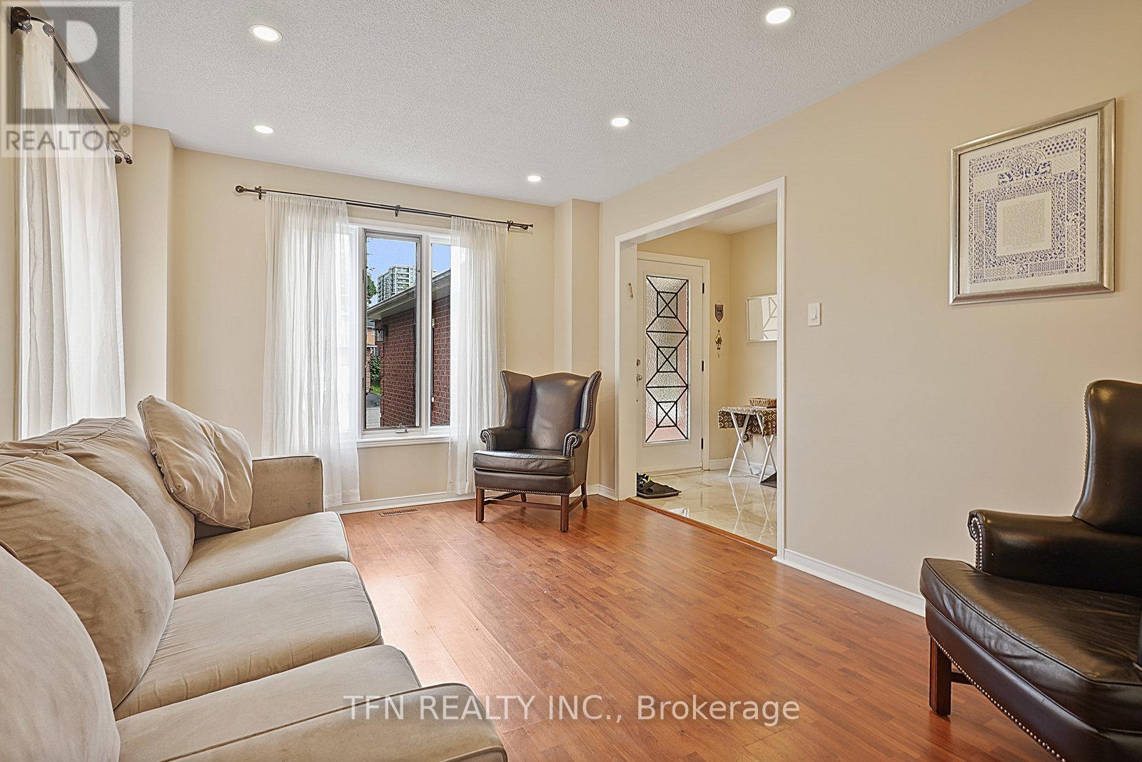 Photo 10 of 86 Thornbrook Court, Vaughan ON