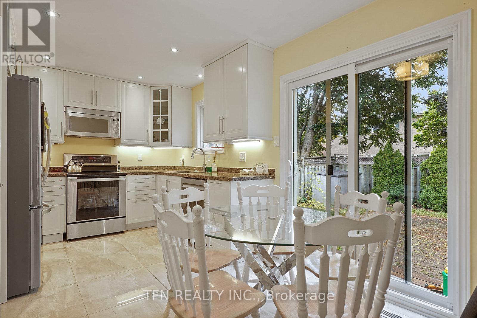 Photo 12 of 86 Thornbrook Court, Vaughan ON