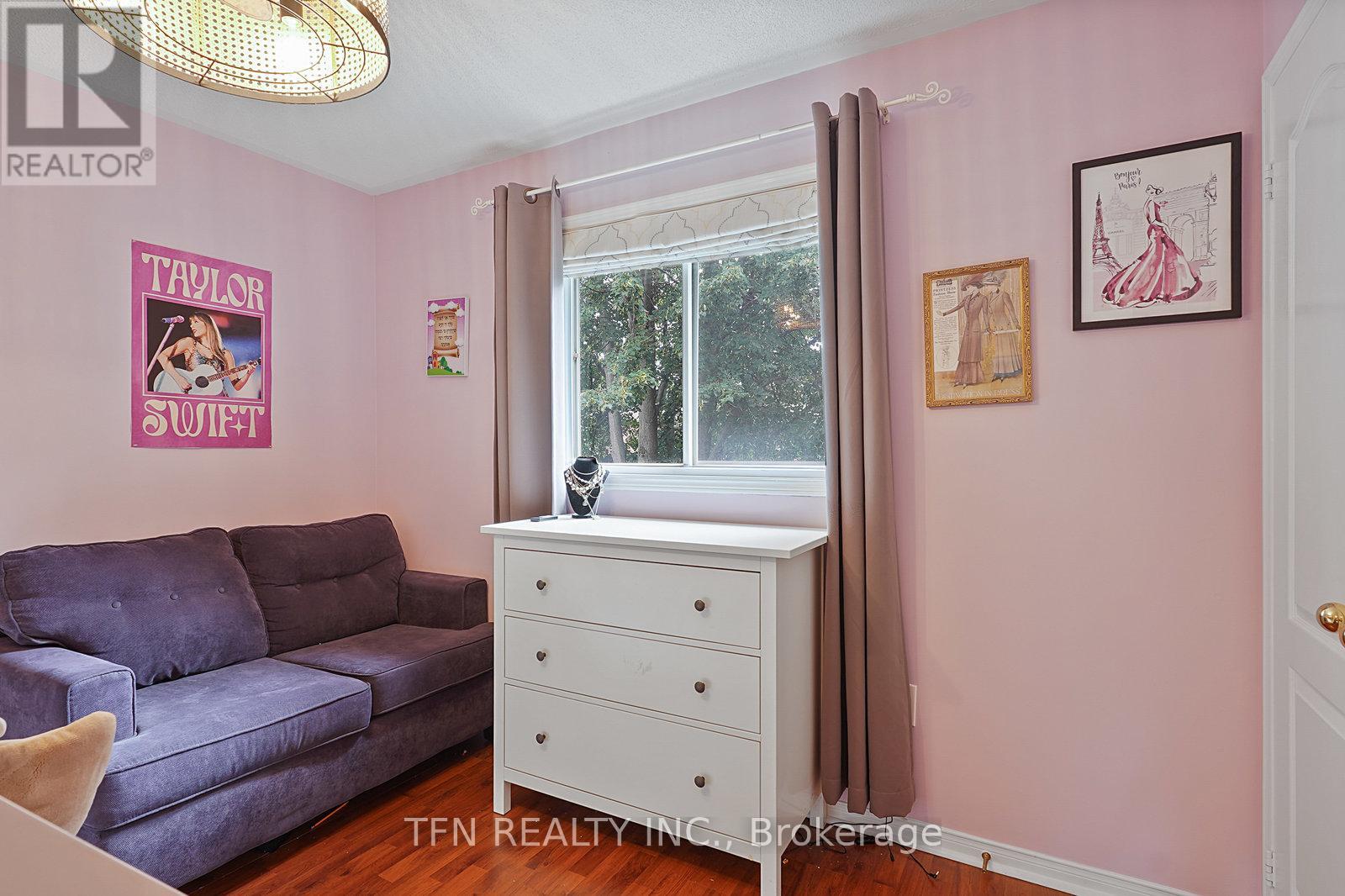 Photo 4 of 86 Thornbrook Court, Vaughan ON