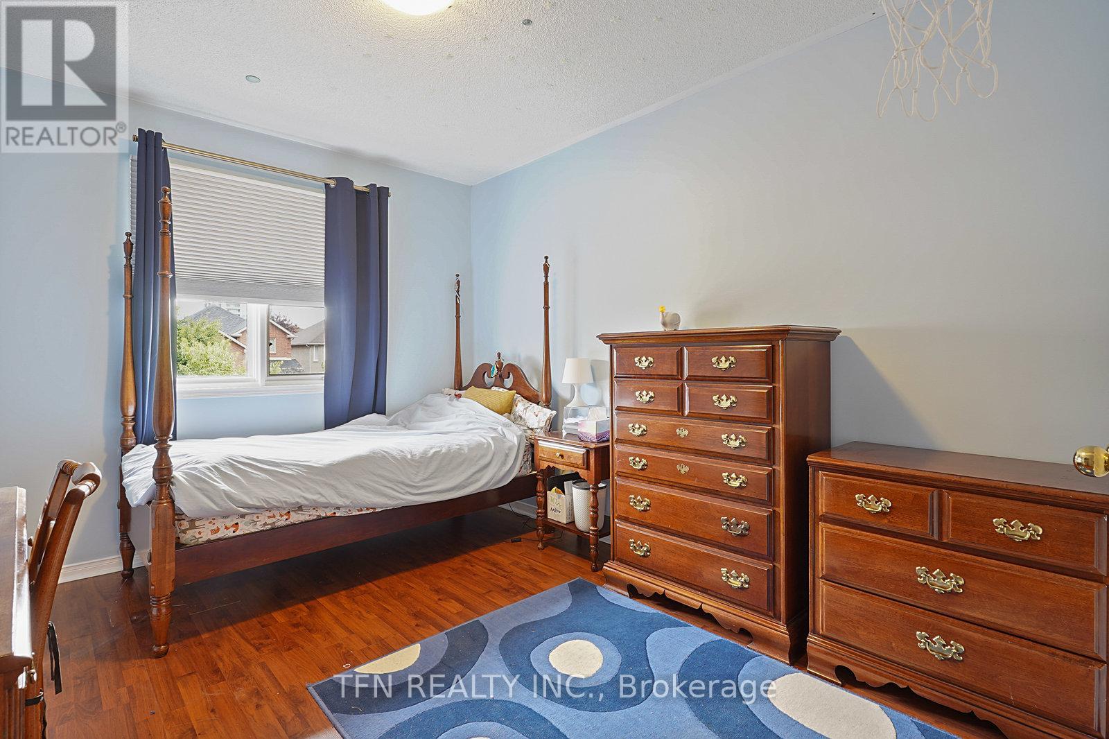 Photo 7 of 86 Thornbrook Court, Vaughan ON