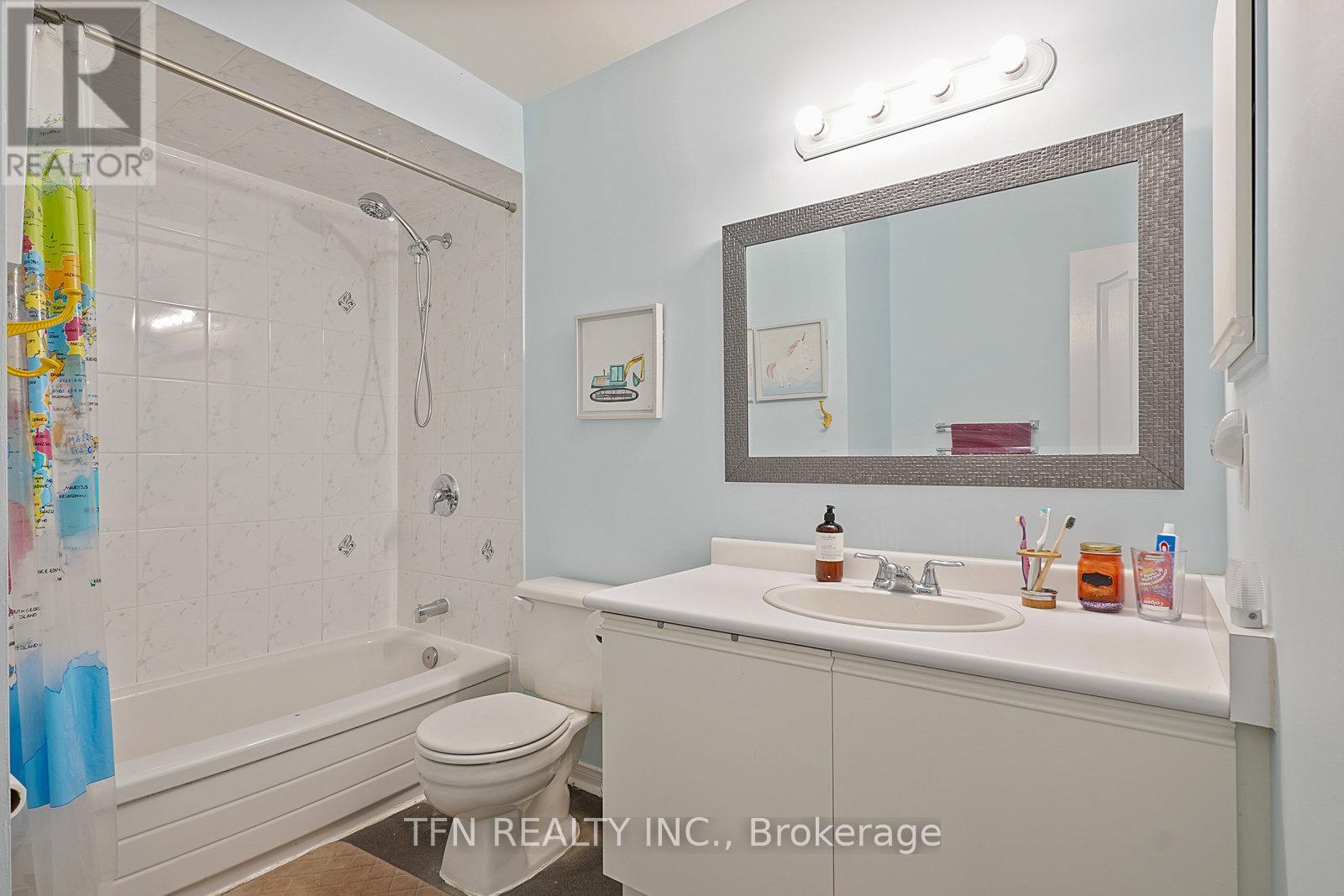 Photo 3 of 86 Thornbrook Court, Vaughan ON