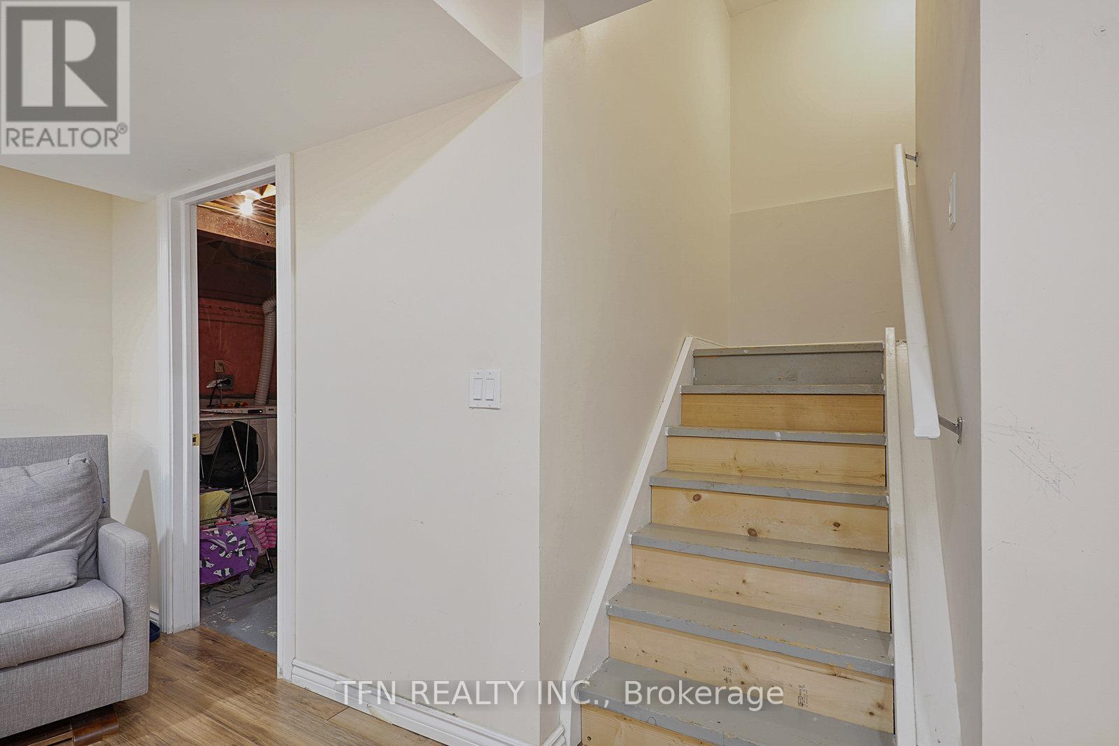 Photo 8 of 86 Thornbrook Court, Vaughan ON