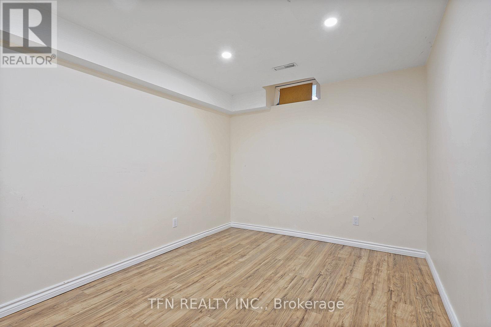 Photo 13 of 86 Thornbrook Court, Vaughan ON