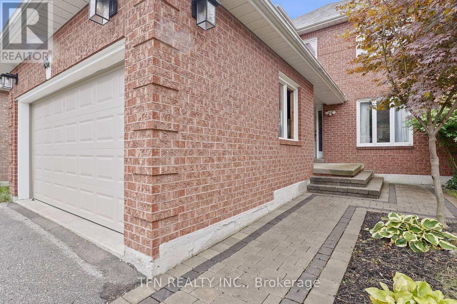 Photo 2 of 86 Thornbrook Court, Vaughan ON