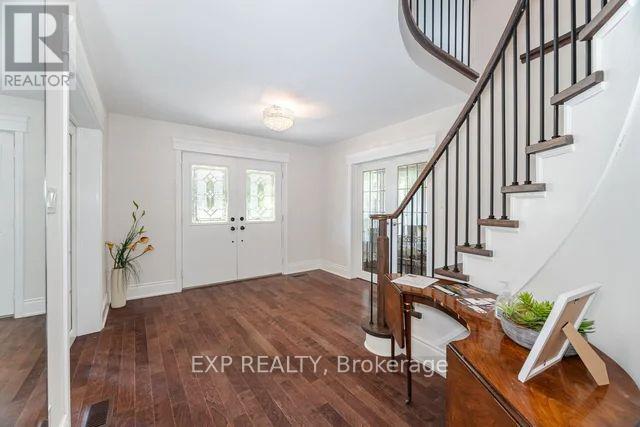 Photo 9 of 42 Hillside Drive, Brampton ON