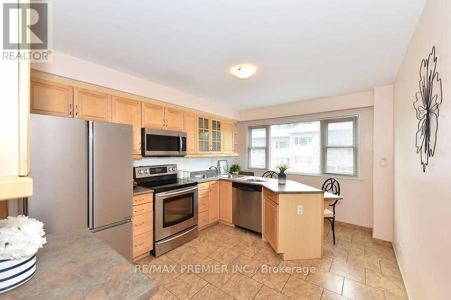 Photo 7 of 18 2 North Street, Barrie ON