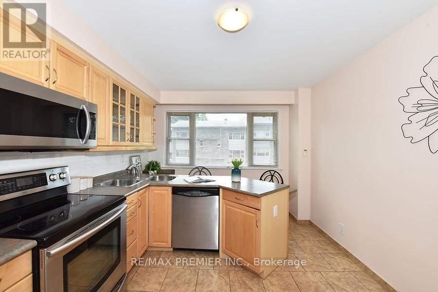 Photo 14 of 18 2 North Street, Barrie ON
