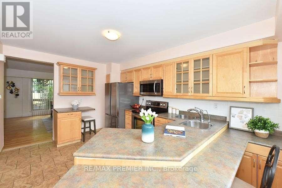 Photo 8 of 18 2 North Street, Barrie ON
