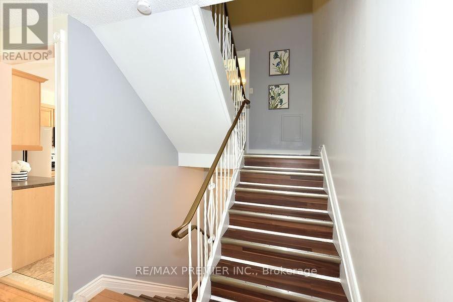 Photo 13 of 18 2 North Street, Barrie ON