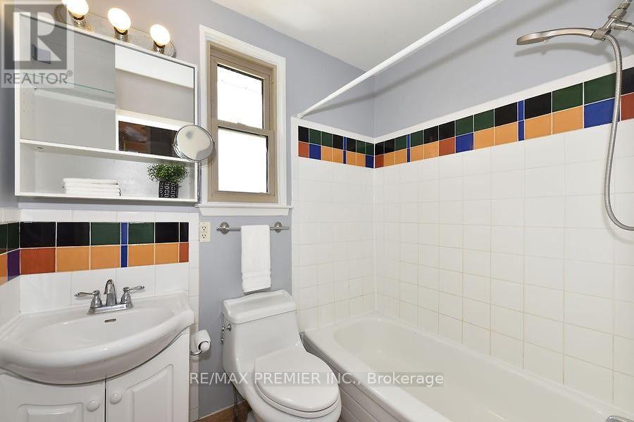 Photo 23 of 18 2 North Street, Barrie ON