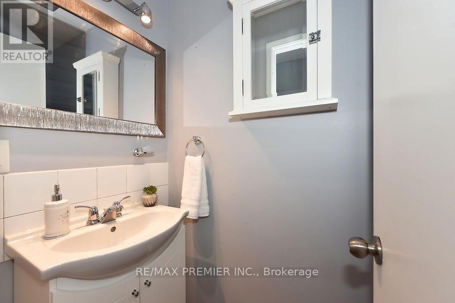 Photo 24 of 18 2 North Street, Barrie ON