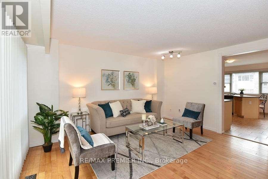 Photo 11 of 18 2 North Street, Barrie ON