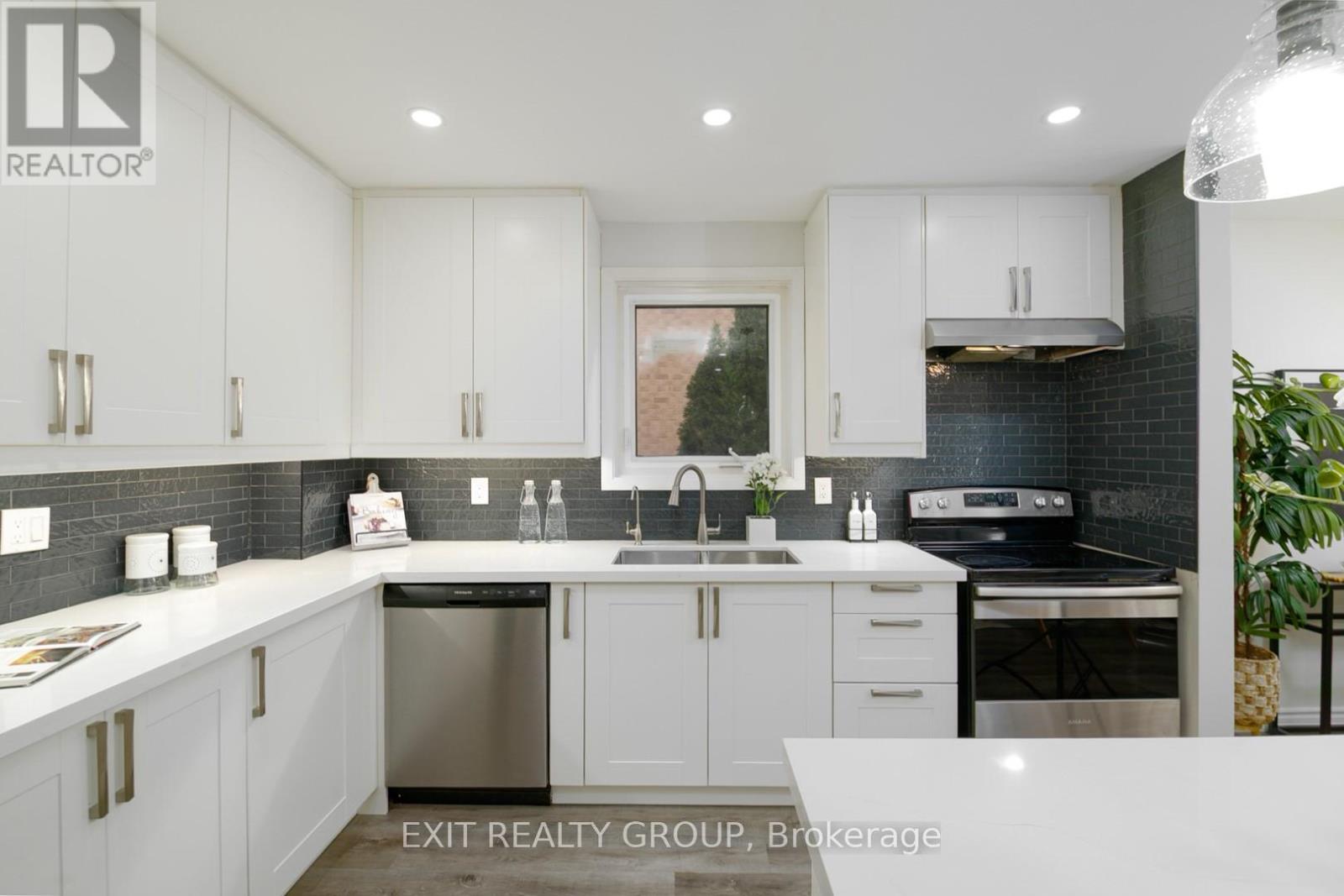 Photo 12 of 765 Hampton Court, Pickering ON