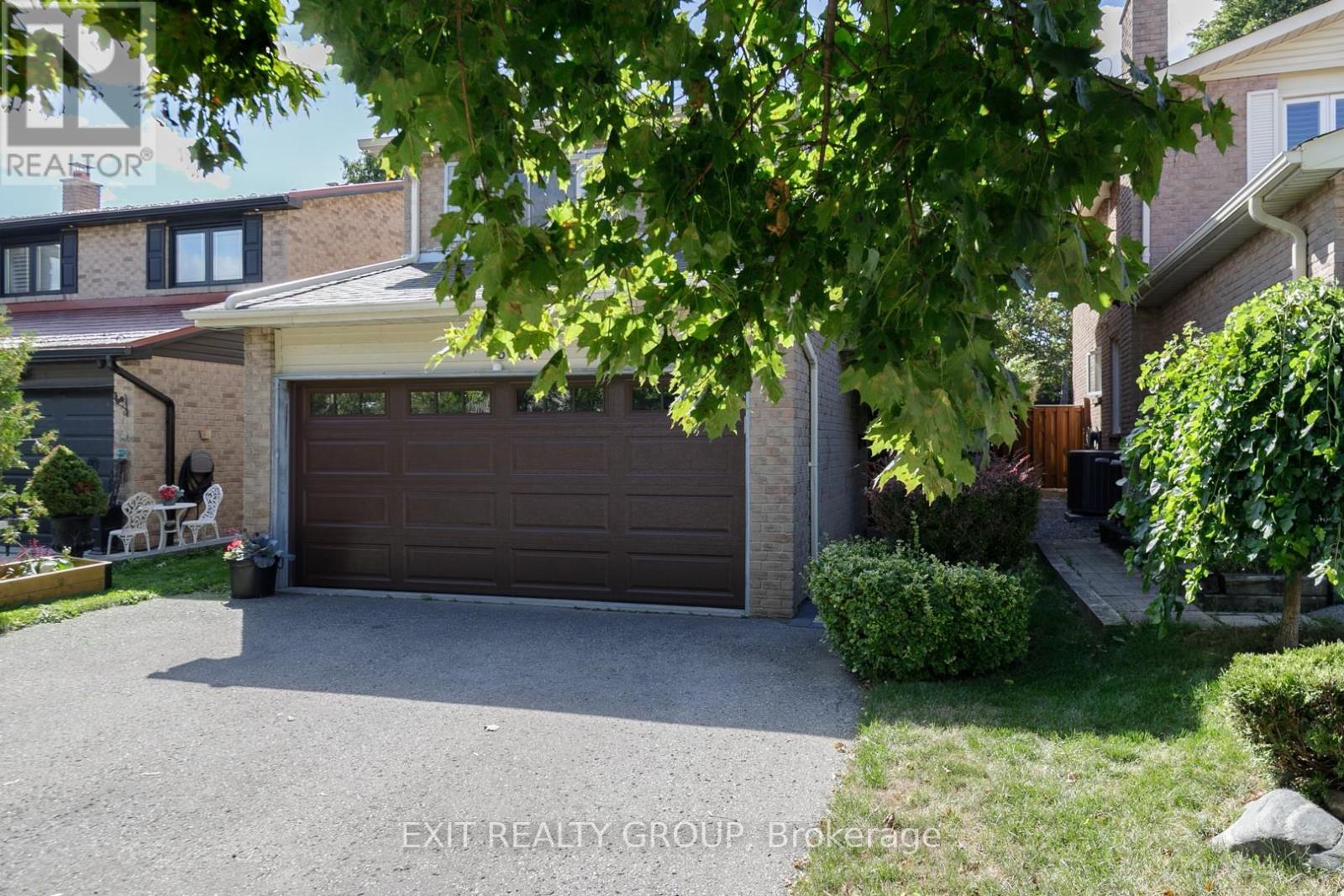 Photo 2 of 765 Hampton Court, Pickering ON