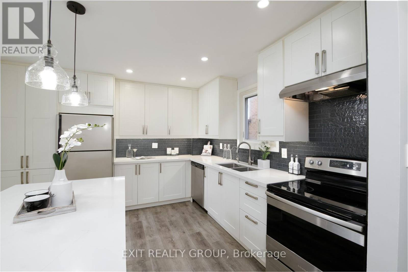 Photo 9 of 765 Hampton Court, Pickering ON