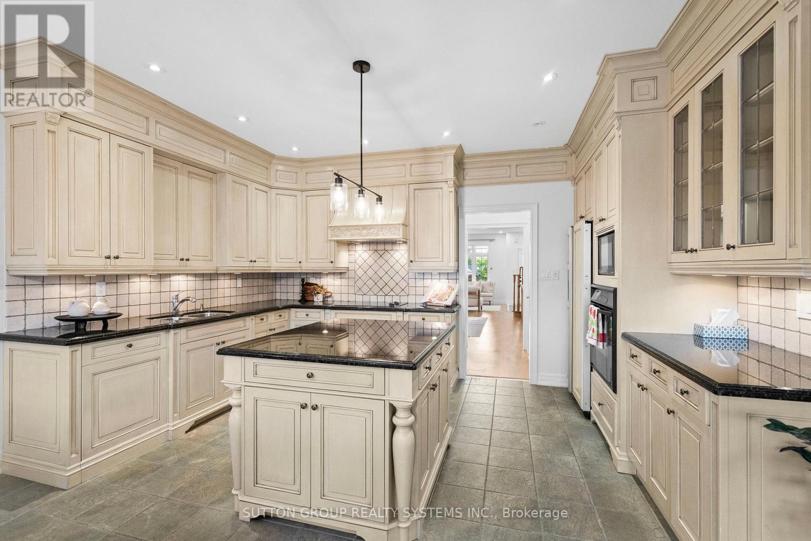 Photo 10 of 45 Algarve Crescent, Toronto ON