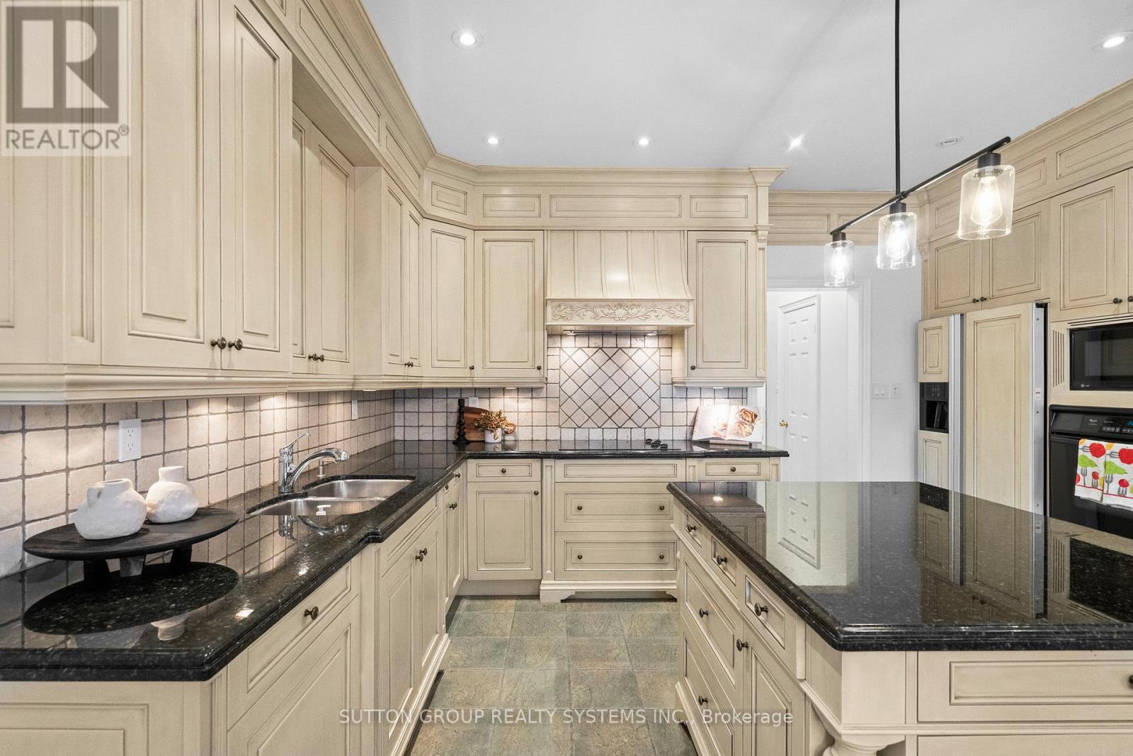 Photo 11 of 45 Algarve Crescent, Toronto ON