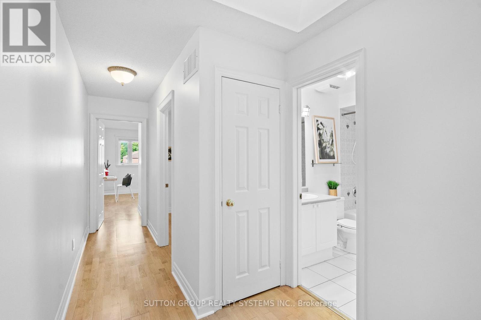Photo 19 of 45 Algarve Crescent, Toronto ON