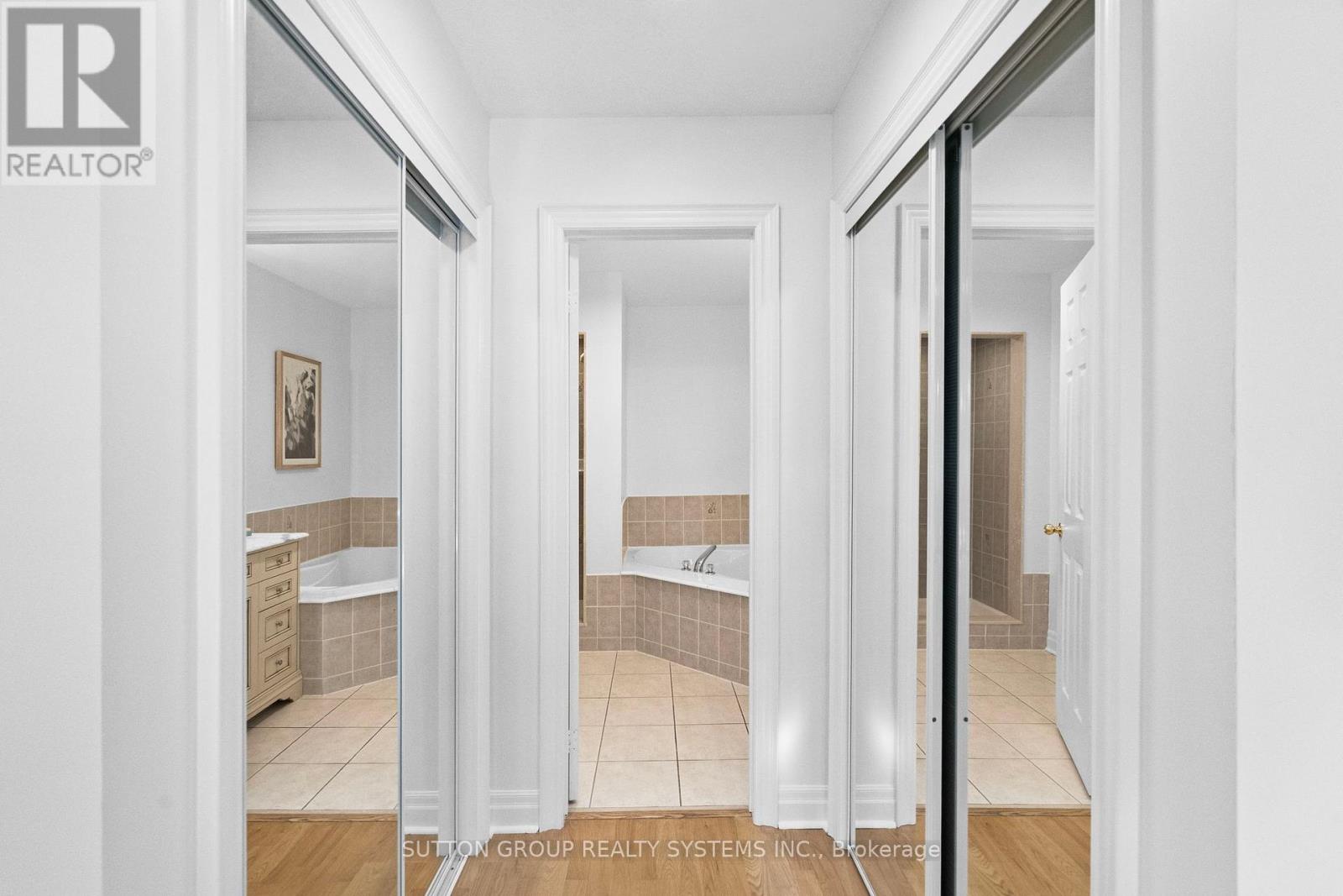 Photo 23 of 45 Algarve Crescent, Toronto ON
