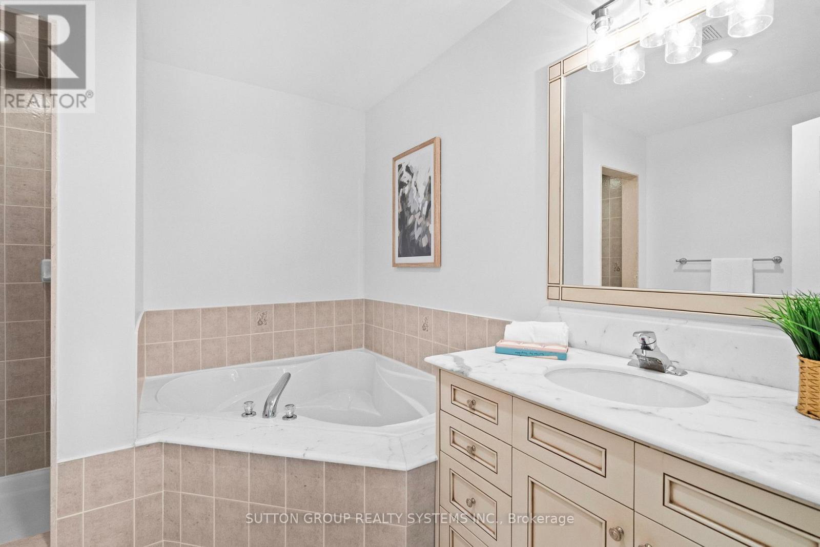Photo 24 of 45 Algarve Crescent, Toronto ON