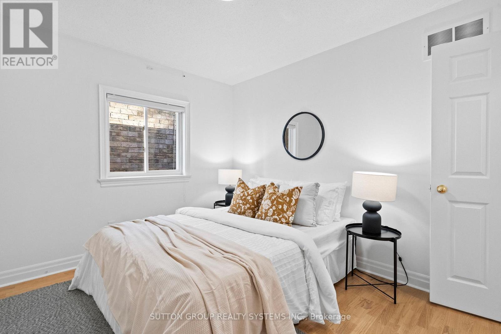 Photo 28 of 45 Algarve Crescent, Toronto ON