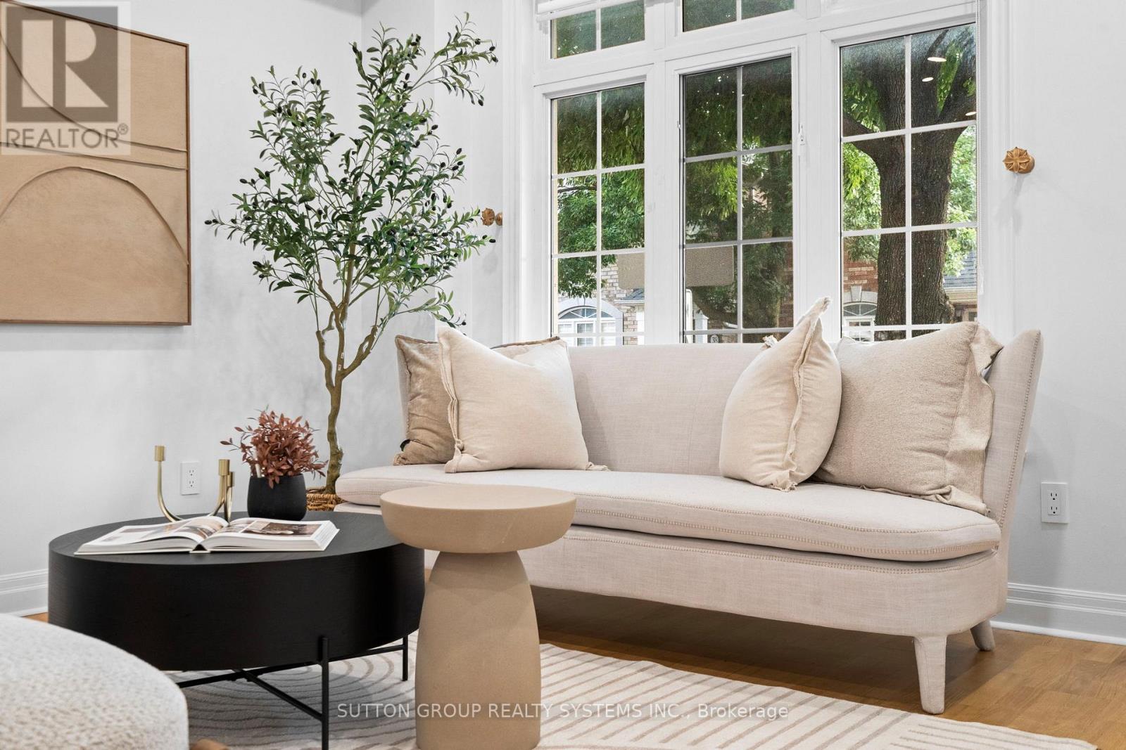 Photo 4 of 45 Algarve Crescent, Toronto ON