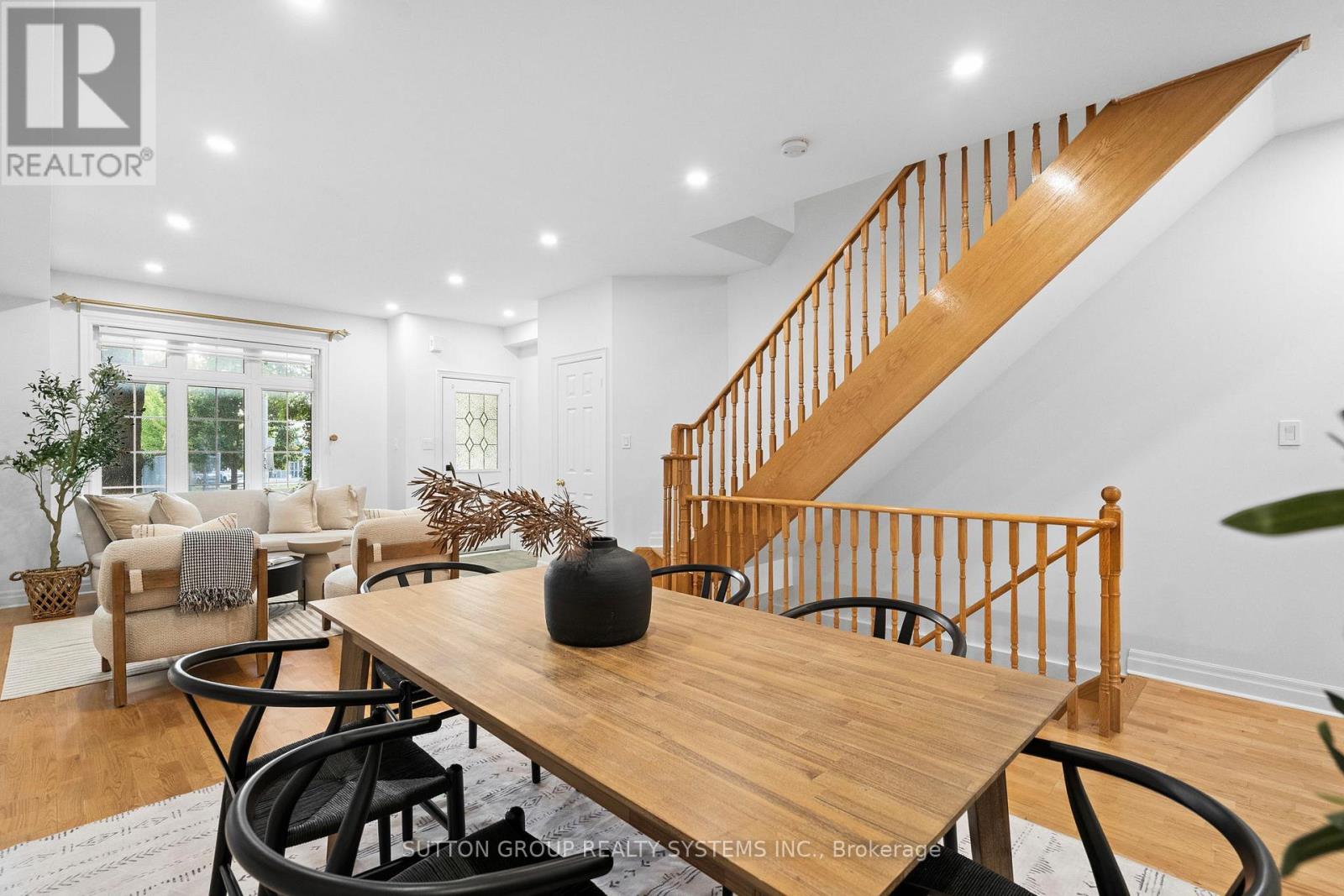 Photo 6 of 45 Algarve Crescent, Toronto ON