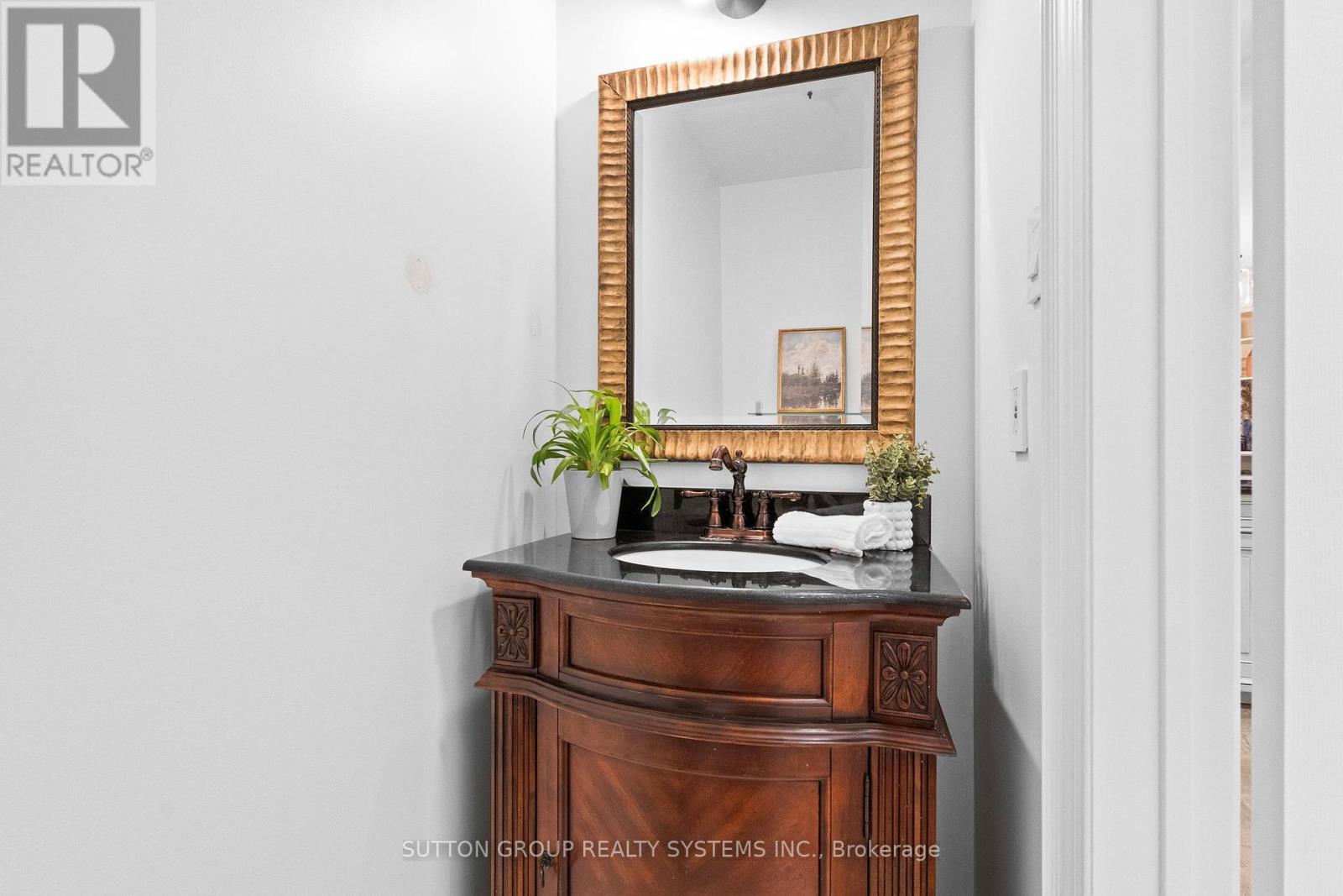 Photo 9 of 45 Algarve Crescent, Toronto ON