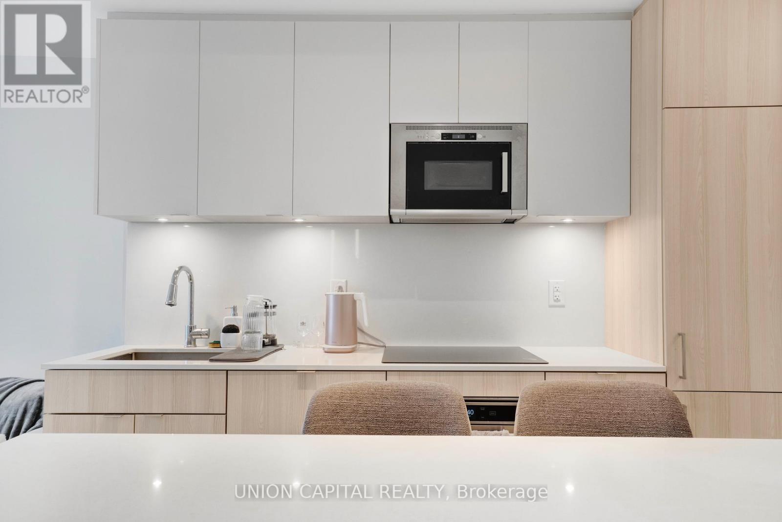 Photo 5 of 530 215 Lakeshore Road W, Mississauga ON