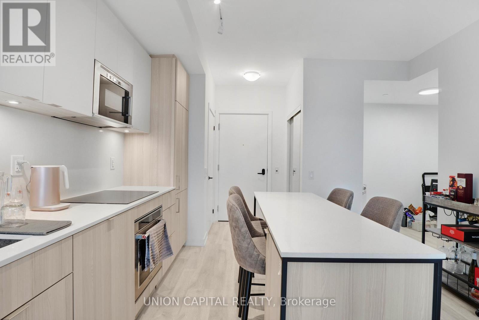 Photo 4 of 530 215 Lakeshore Road W, Mississauga ON