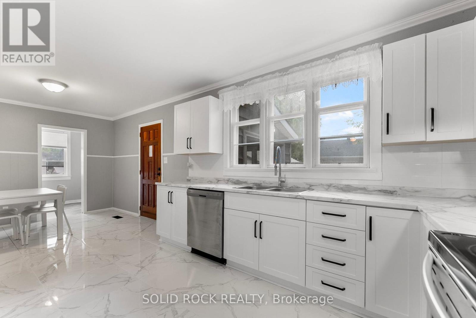 Photo 19 of 60 Hugh Street S, Arnprior ON