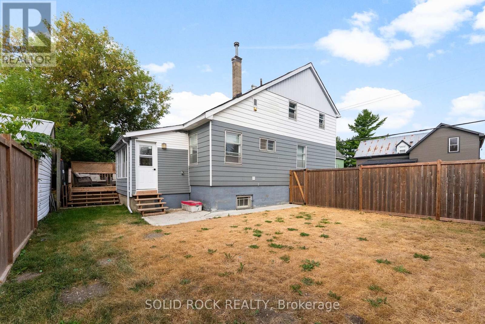 Photo 10 of 60 Hugh Street S, Arnprior ON