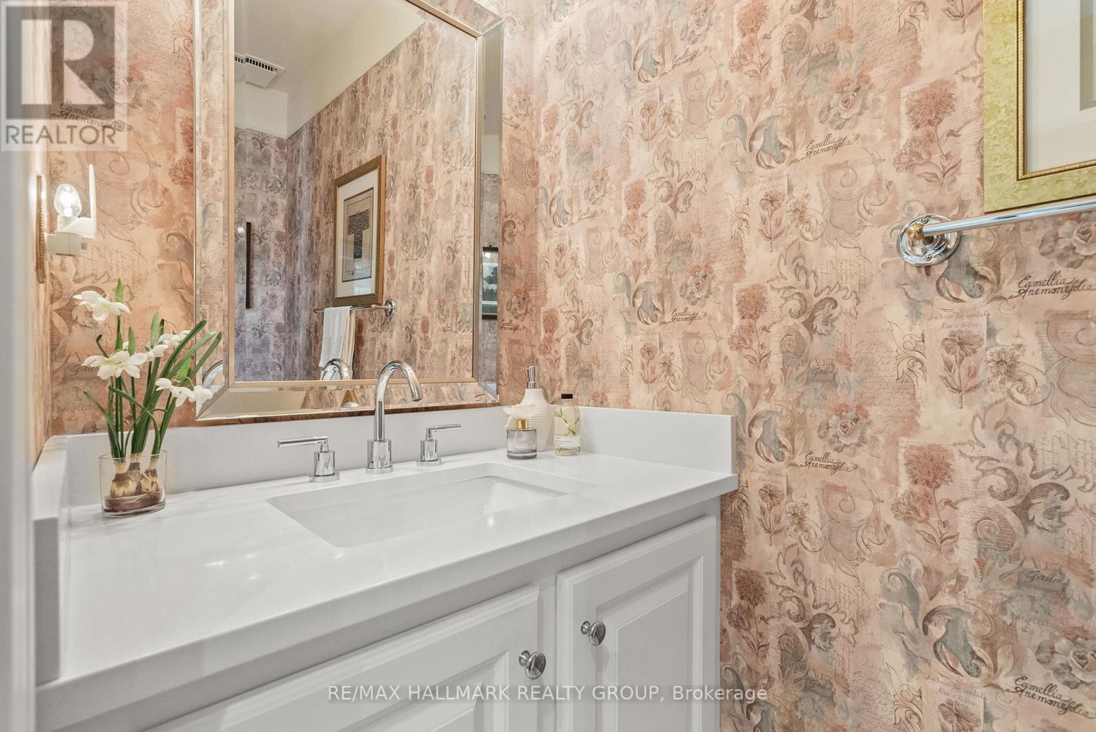 Photo 4 of 52 Knollsbrook Drive, Ottawa ON