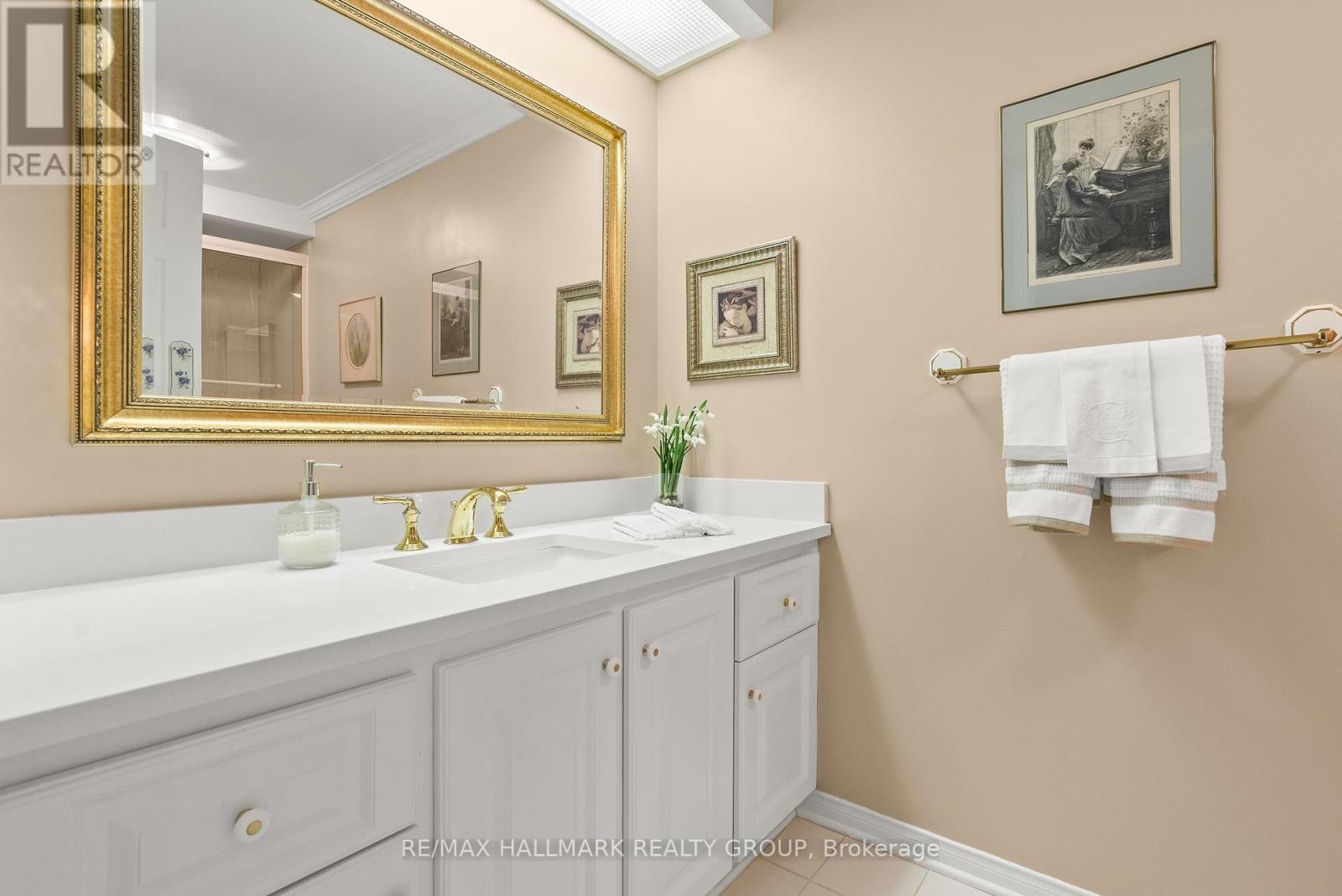 Photo 10 of 52 Knollsbrook Drive, Ottawa ON