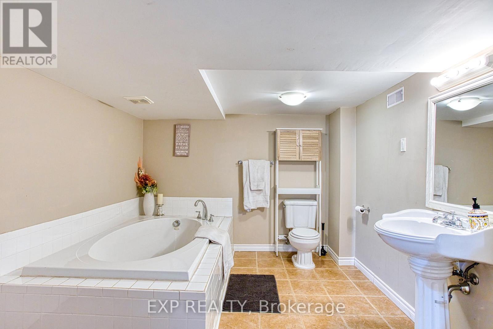 Photo 35 of 4382 Central Avenue, Lincoln ON