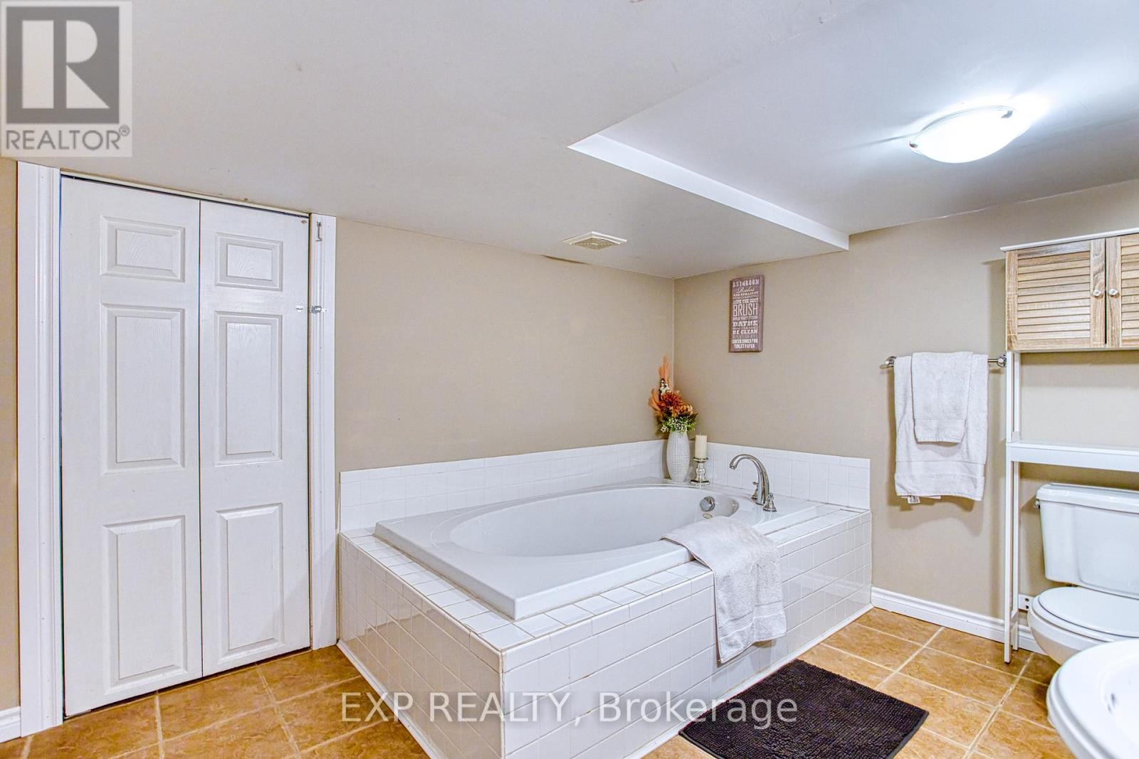 Photo 32 of 4382 Central Avenue, Lincoln ON
