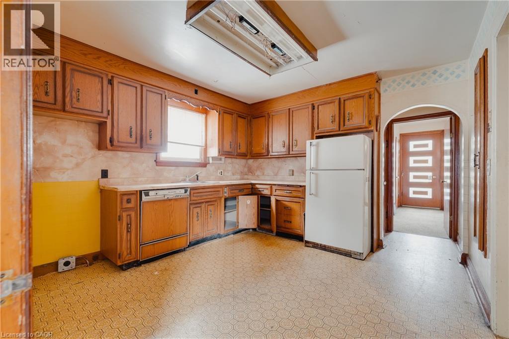 Photo 4 of 563 Wellington Street N, Kitchener ON