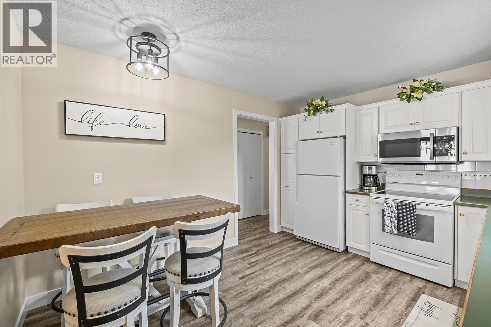 Photo 12 of 1085 Tamarack Drive, Kelowna BC