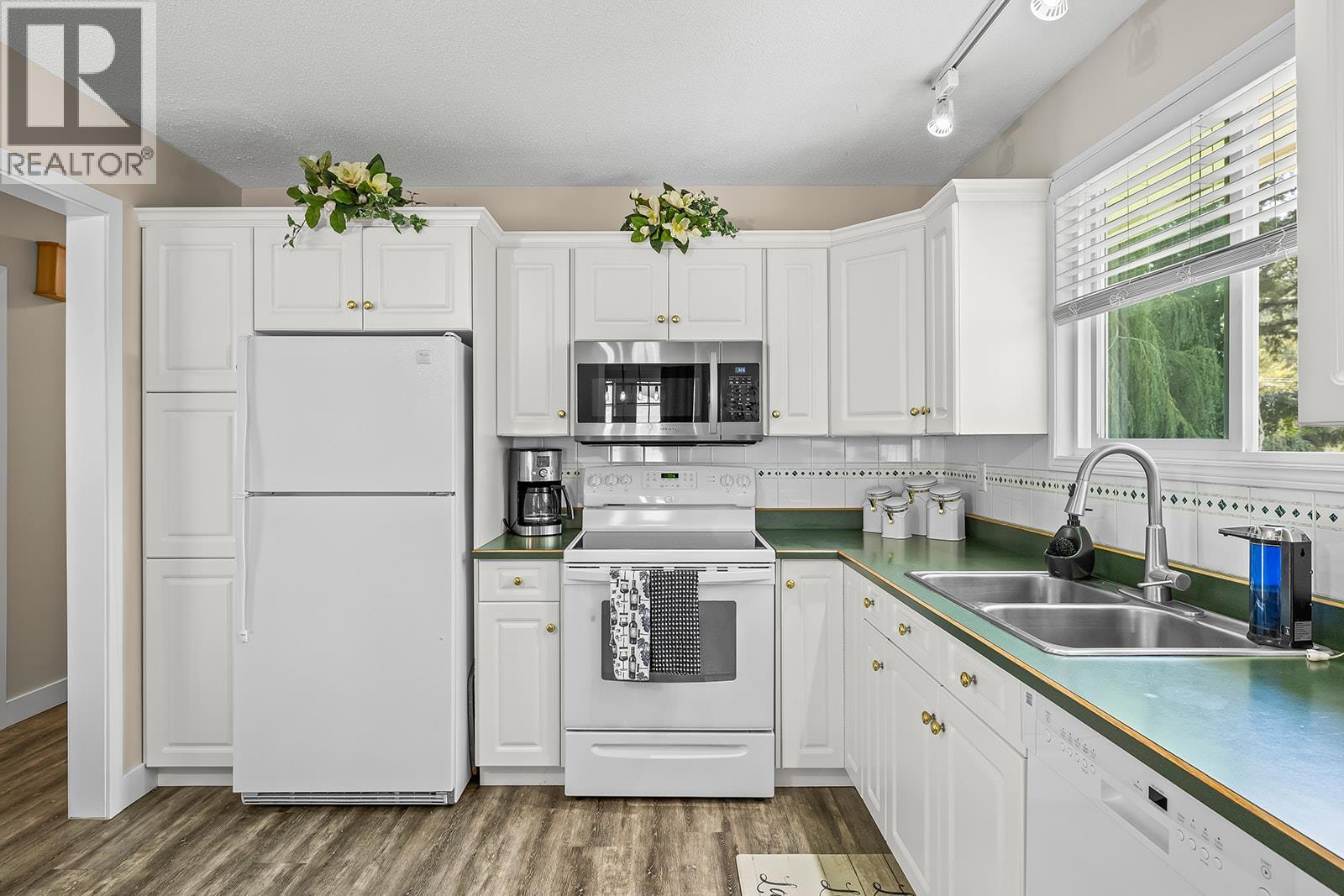 Photo 13 of 1085 Tamarack Drive, Kelowna BC