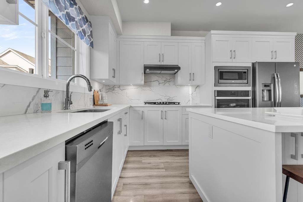 Photo 8 of 10 19239 70 Avenue, Surrey BC