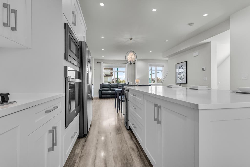 Photo 9 of 10 19239 70 Avenue, Surrey BC