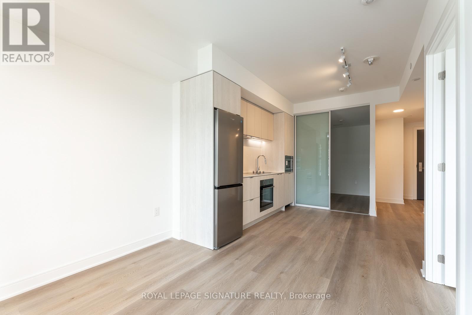 Photo 10 of 807 86 Dundas Street E, Mississauga ON