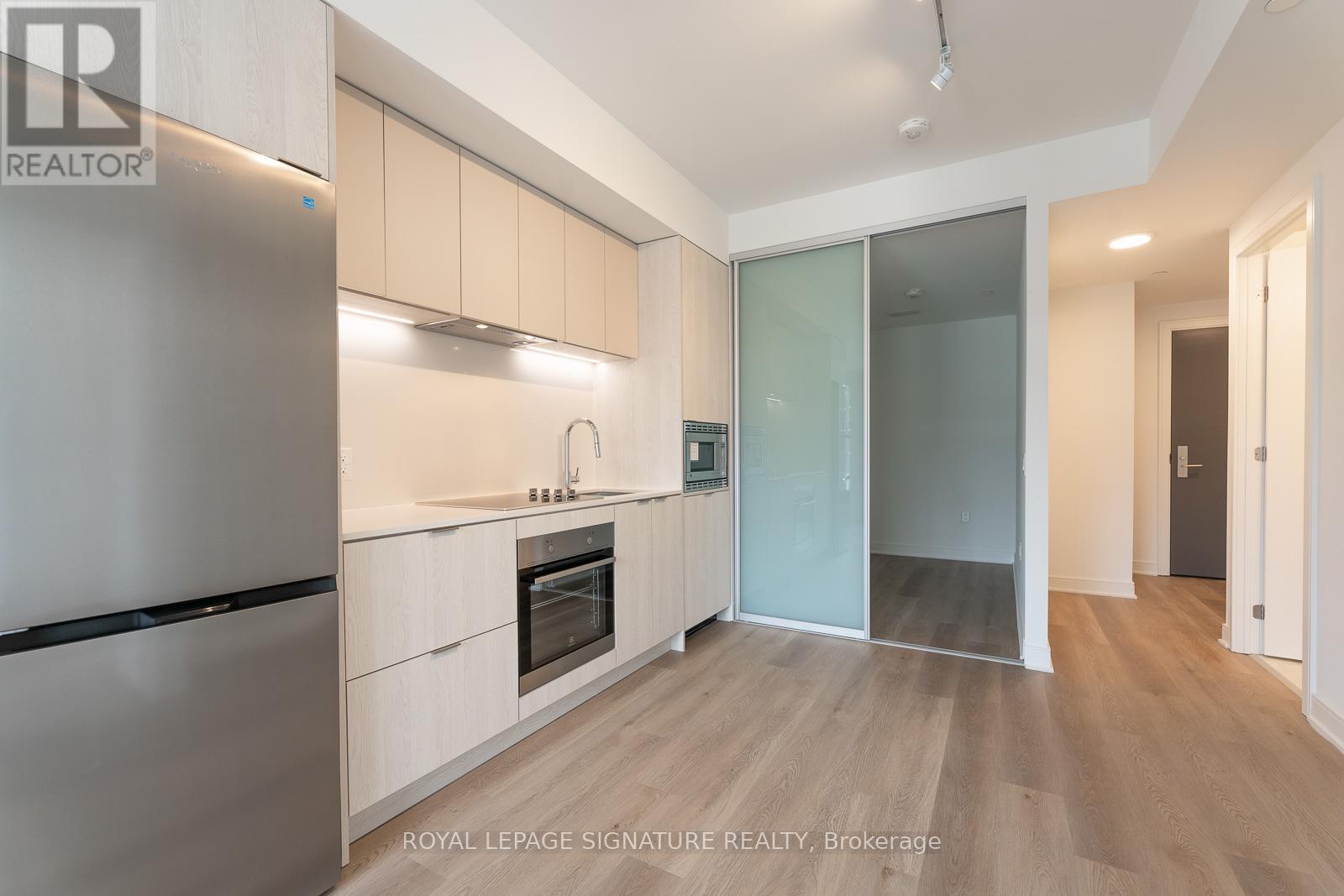 Photo 6 of 807 86 Dundas Street E, Mississauga ON